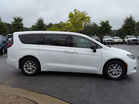 New 2025 Chrysler Voyager LX image 3