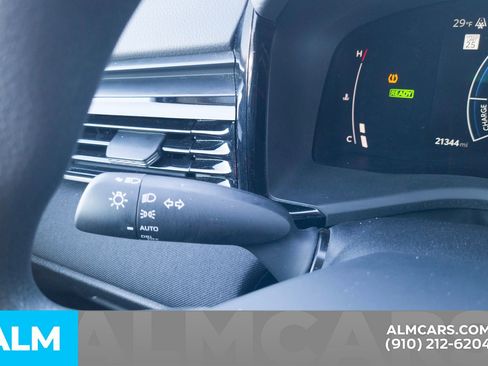 Used 2025 Toyota Camry LE image 32