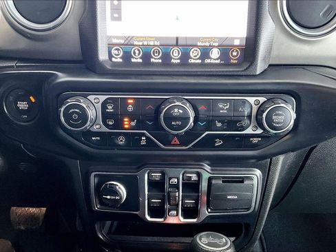 Used 2019 Jeep Wrangler Unlimited Sahara w/ Uconnect 4C Nav & Sound Group AWD/4WD image 14