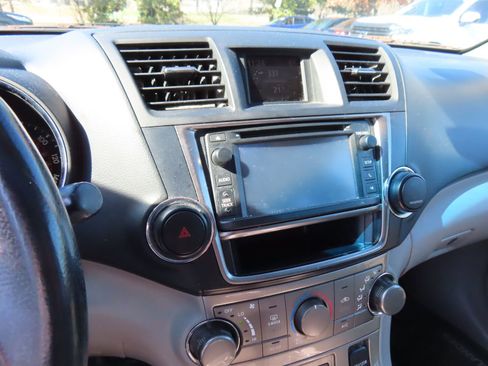 Used 2013 Toyota Highlander SE image 19