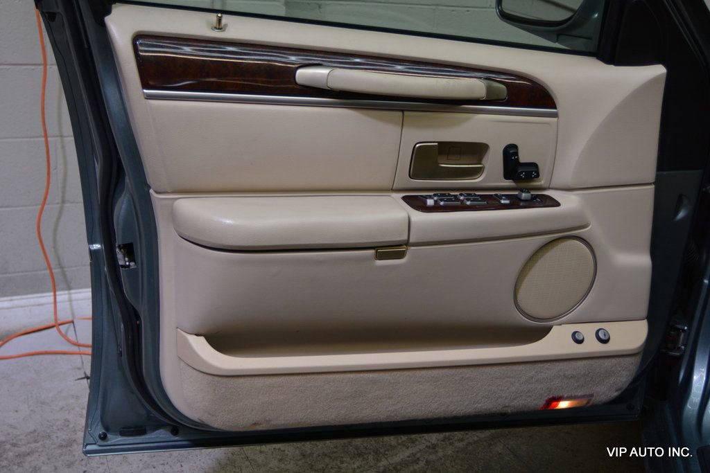 Used 2006 Lincoln Town Car Signature RWD image 7