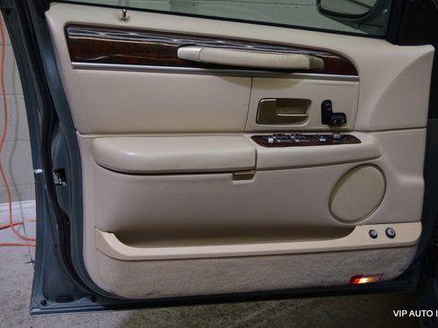 Used 2006 Lincoln Town Car Signature image 7
