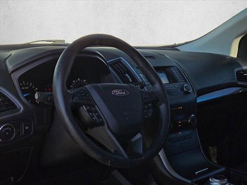 Used 2019 Ford Edge SE image 10