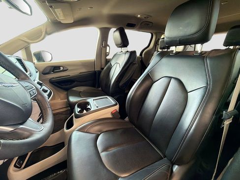 Used 2023 Chrysler Pacifica Touring-L FWD image 23