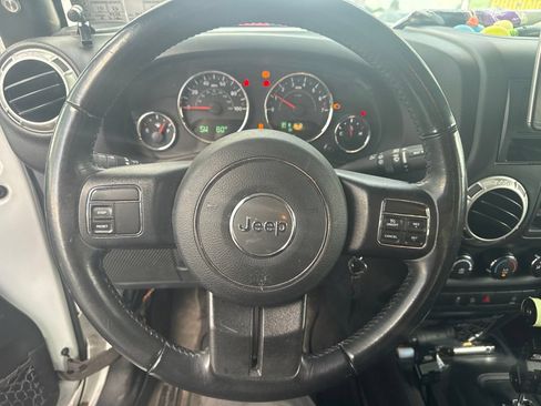 Used 2017 Jeep Wrangler Unlimited Sahara AWD/4WD image 12