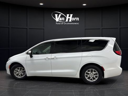 Used 2023 Chrysler Pacifica Touring-L FWD image 4