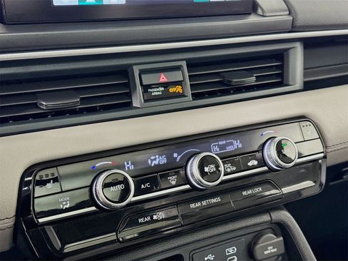 Used 2024 Honda Pilot Touring image 13