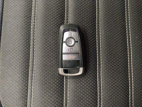 Used 2017 Ford Fusion SE w/ Equipment Group 201A image 32