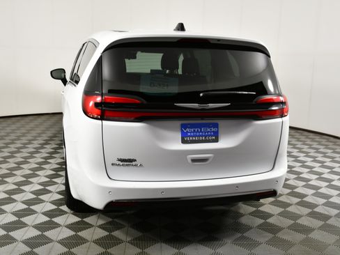 Used 2024 Chrysler Pacifica Touring-L image 7