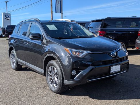 Used 2017 Toyota RAV4 XLE image 7