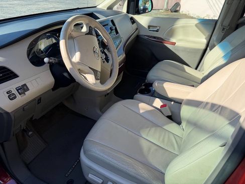 Used 2013 Toyota Sienna XLE image 7
