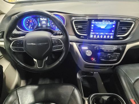 Used 2017 Chrysler Pacifica Touring-L FWD image 22