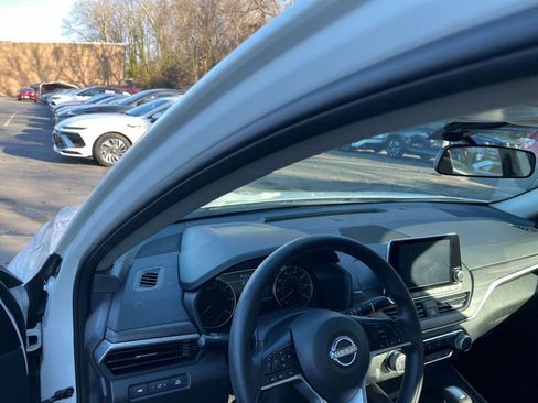 Used 2025 Nissan Altima 2.5 SV image 34