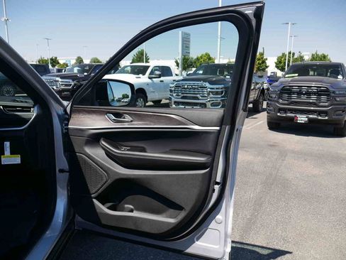 New 2025 Jeep Grand Cherokee Limited image 26