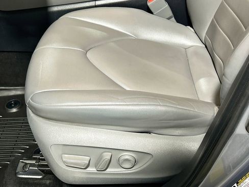 Used 2023 Toyota Highlander XLE AWD/4WD image 16