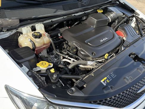 Used 2017 Chrysler Pacifica Touring-L FWD image 40