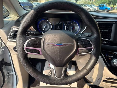 Used 2020 Chrysler Voyager L FWD image 16