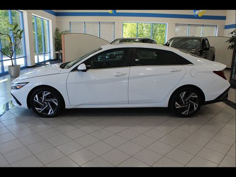 Used 2025 Hyundai Elantra SEL FWD image 8