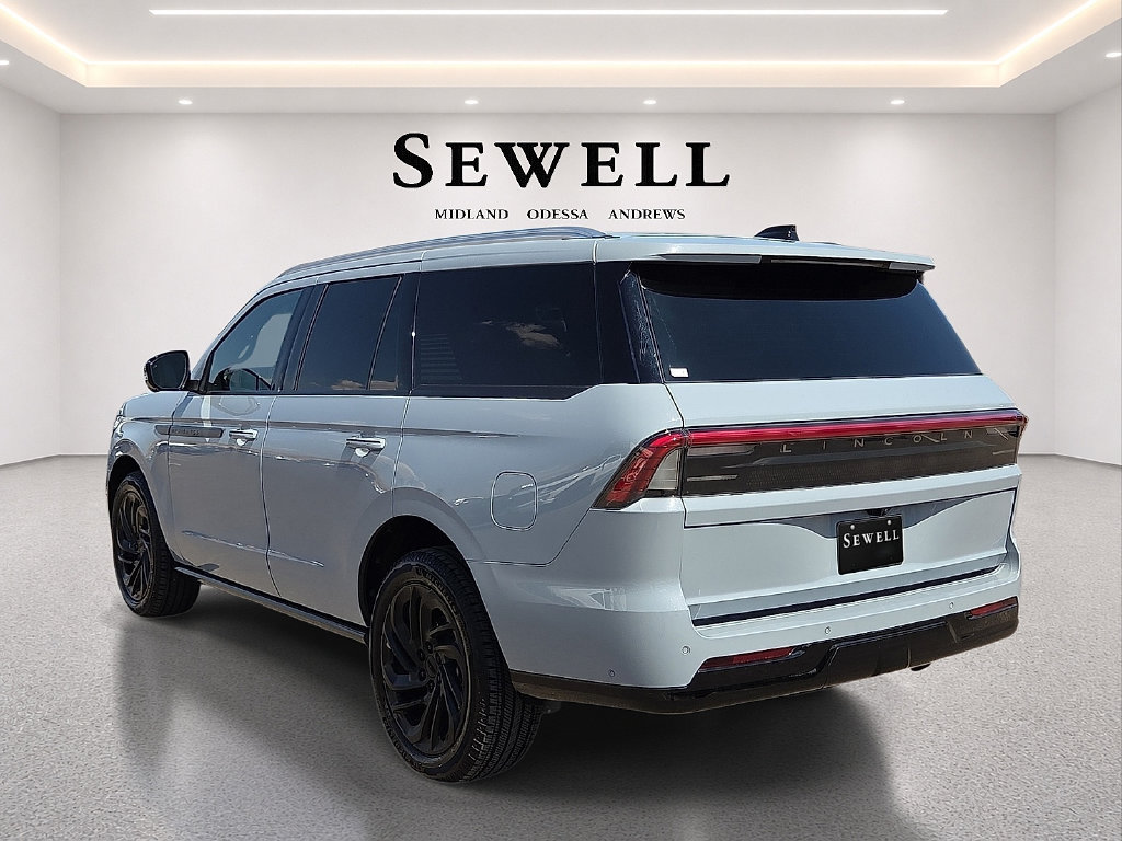 Used 2025 Lincoln Navigator Reserve AWD/4WD image 3