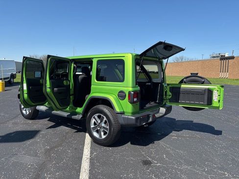 Used 2019 Jeep Wrangler Unlimited Sahara w/ Uconnect 4C Nav & Sound Group AWD/4WD image 16