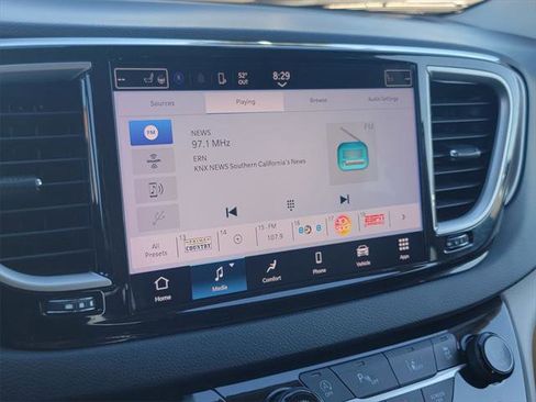 Certified 2023 Chrysler Pacifica Touring-L image 26