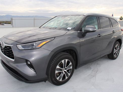 Used 2022 Toyota Highlander XLE image 6