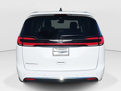 Used 2024 Chrysler Pacifica Touring-L image 4