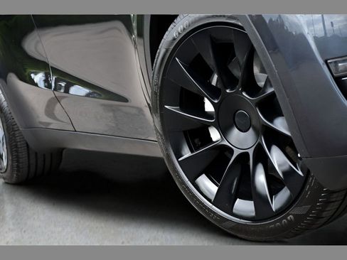 Used 2024 Tesla Model Y Long Range AWD/4WD image 11