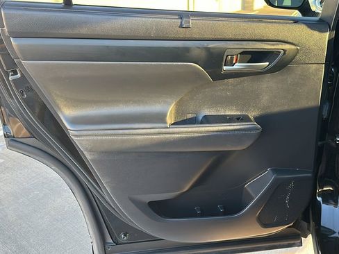 Used 2023 Toyota Highlander L image 33