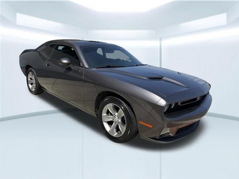 Used 2019 Dodge Challenger SXT RWD image 9
