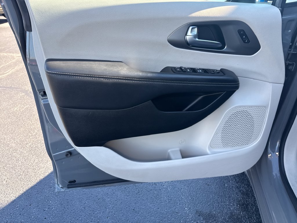 Used 2023 Chrysler Pacifica Touring-L FWD image 12