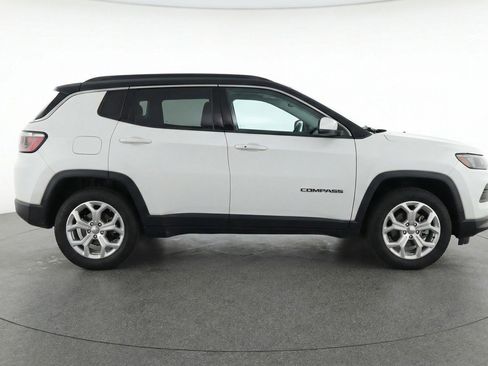 Used 2025 Jeep Compass Latitude image 11