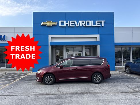 Used 2019 Chrysler Pacifica Touring-L Plus w/ Advanced Safetytec Group FWD image 2