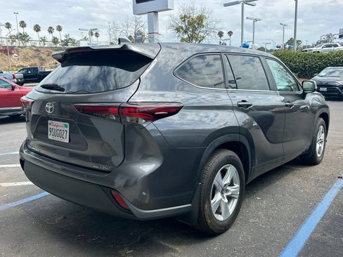 Used 2025 Toyota Highlander LE AWD/4WD image 3