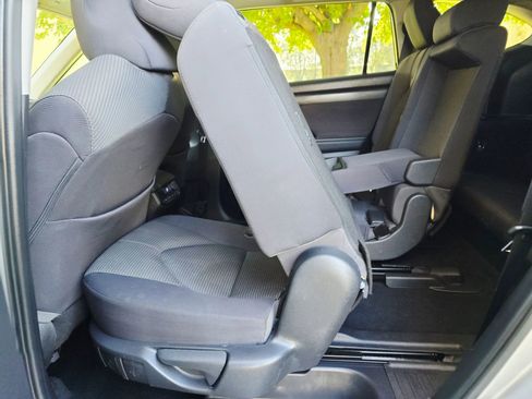 Used 2020 Toyota Highlander LE image 42