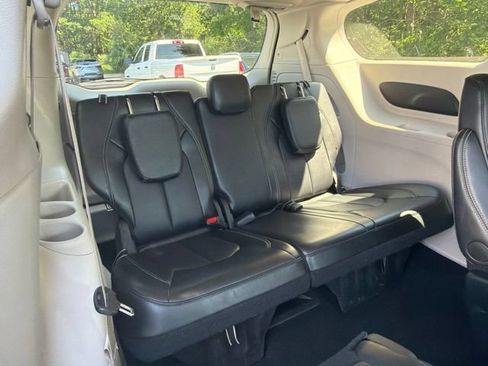 Used 2024 Chrysler Pacifica Touring-L FWD image 19
