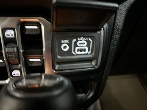 Used 2024 Jeep Wrangler Unlimited Sahara AWD/4WD image 34