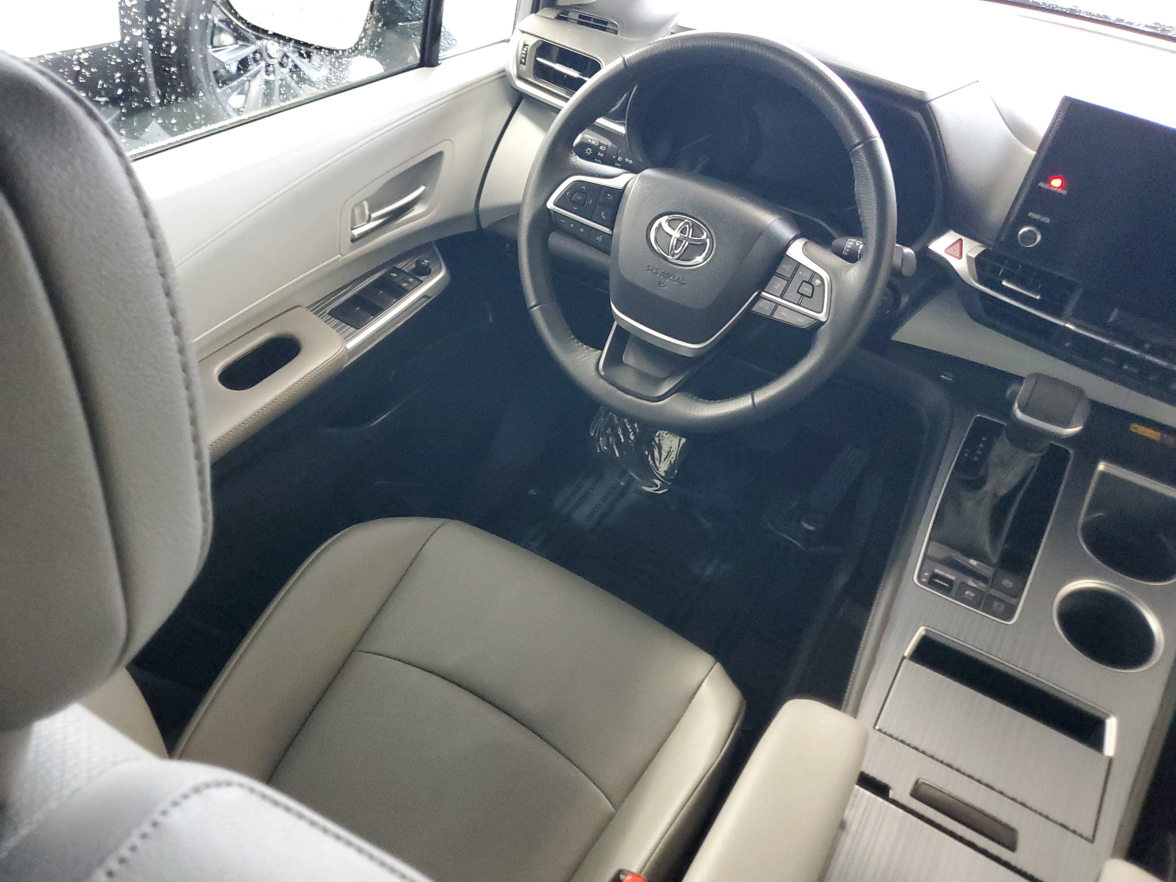 Certified 2025 Toyota Sienna XLE FWD image 18