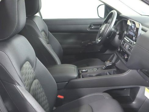 Certified 2025 Nissan Pathfinder S image 30