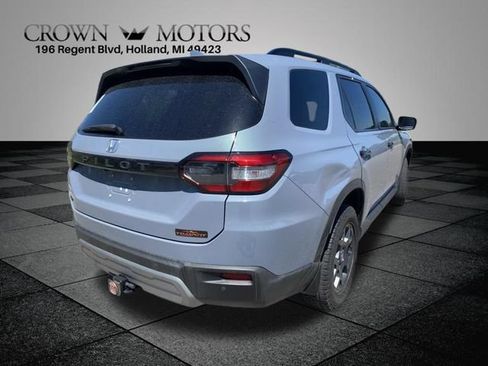 Used 2025 Honda Pilot TrailSport image 11