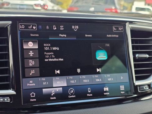 Used 2023 Chrysler Pacifica Touring-L FWD image 23