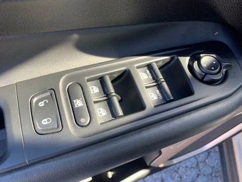 Used 2016 Jeep Renegade Limited image 10