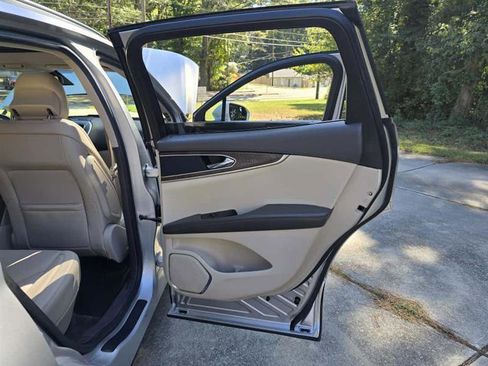 Used 2017 Lincoln MKX Reserve w/ Lincoln MKX Climate Package FWD image 19