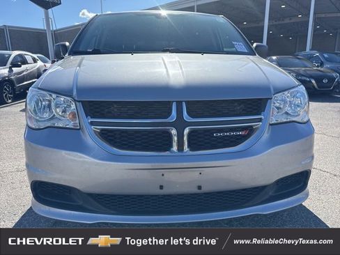 Used 2018 Dodge Grand Caravan SE w/ UConnect Hands-Free Group image 2