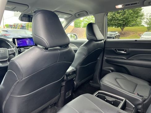 Used 2025 Toyota Grand Highlander FWD image 19