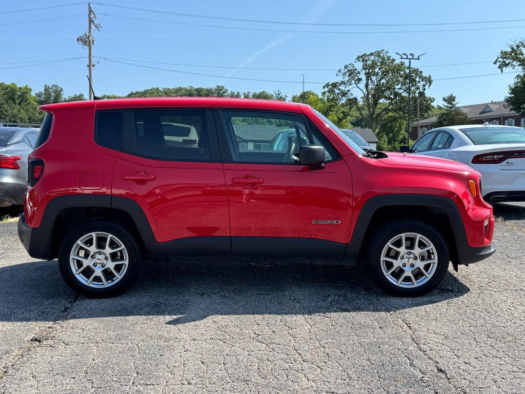 Used 2023 Jeep Renegade Latitude AWD/4WD image 2