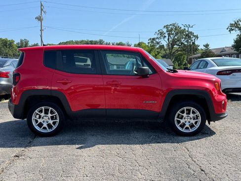 Used 2023 Jeep Renegade Latitude AWD/4WD image 2