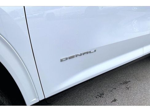 New 2026 GMC Acadia Denali w/ Super Cruise Package image 9