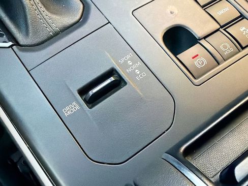 Used 2023 Toyota Highlander XLE FWD image 31