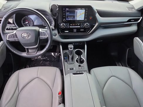 Used 2022 Toyota Highlander XLE FWD image 13